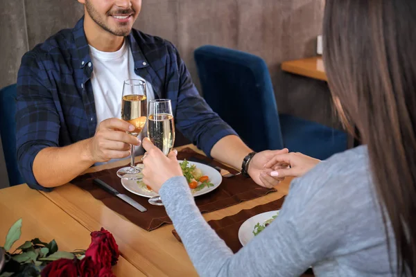 Casal Amoroso Com Copos Champanhe Restaurante Data Romântica — Fotografia de Stock