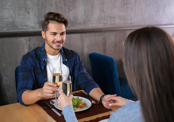 Liebespaar Bei Romantischem Date Mit Champagner Restaurant — Stockfoto