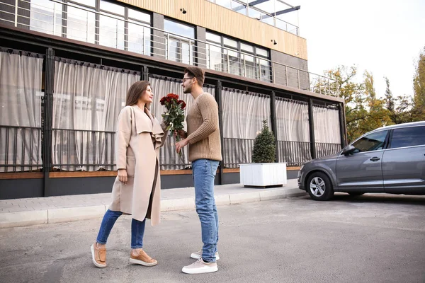 Junges Paar Mit Schönem Rosenstrauß Freien — Stockfoto