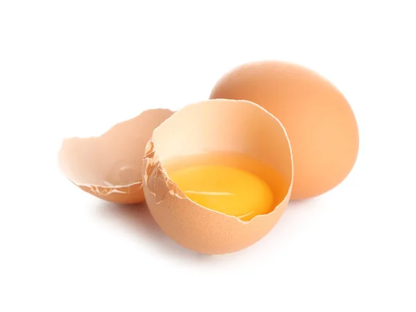 Kırık Beyaz Arka Plan Üzerinde Bütün Tavuk Yumurta — Stok fotoğraf