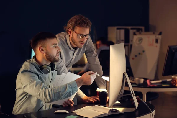 Spécialistes Informatiques Travaillant Dans Bureau — Photo