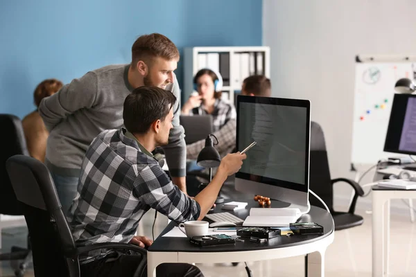 Spécialistes Informatiques Travaillant Dans Bureau — Photo