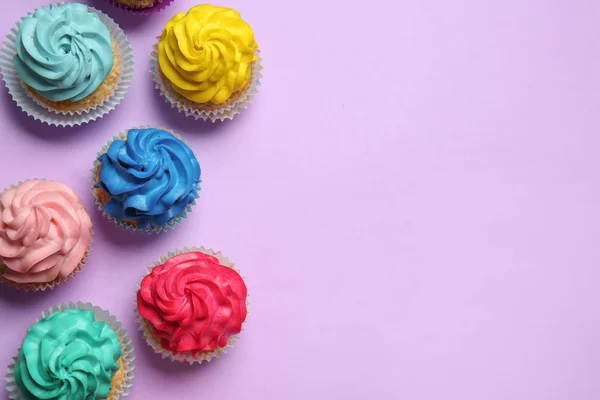 Verschiedene Cupcakes Auf Farbigem Hintergrund — Stockfoto