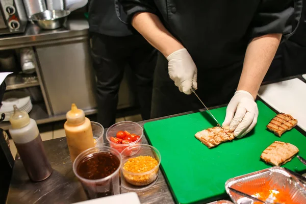 Chef Cutting Grilled Fish Fillet Table Kitchen — Stock Photo, Image