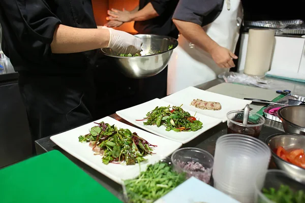 Chef Preparing Fresh Salad Grilled Fish Serving Kitchen — Stock Photo, Image