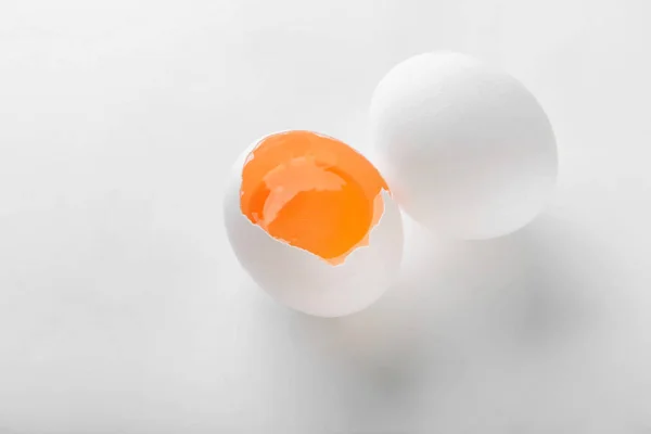Gebarsten Hele Kip Eieren Witte Achtergrond — Stockfoto