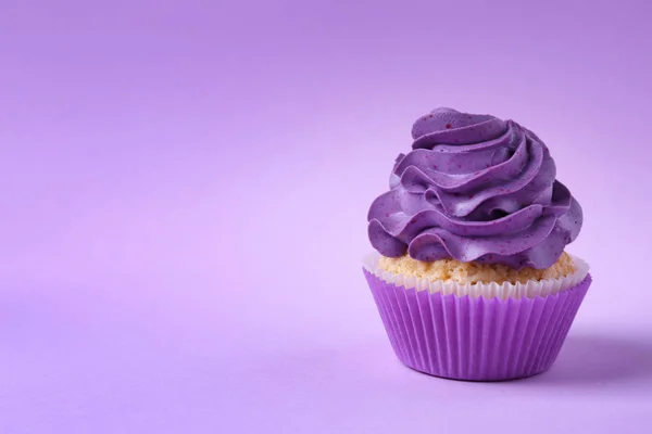 Νόστιμο Cupcake Στο Φόντο Χρώματος — Φωτογραφία Αρχείου