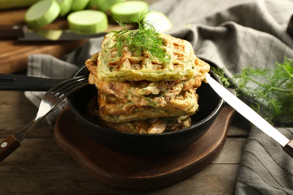 Сковородка Вкусными Вафлями Сквоша Деревянной Доске — стоковое фото