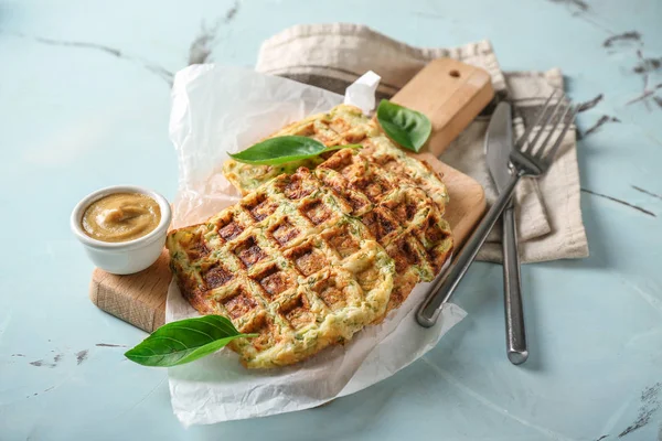 Tavola Legno Con Gustosi Waffle Zucca Salsa Sul Tavolo Leggero — Foto Stock