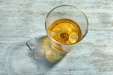 Tahta masada bir bardak viski.