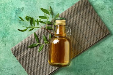 Taze zeytin yağı renk tablosu üzerinde şişe