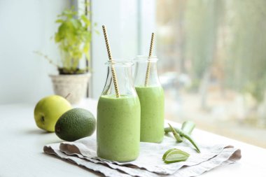 Aloe vera kenarında kokteyl şişe