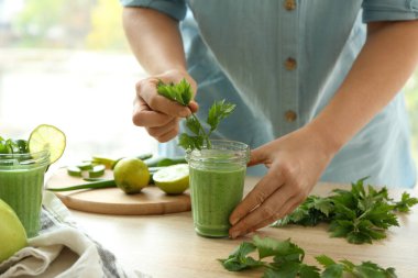 Kadın hazırlanıyor aloe vera ahşap masa kokteyl