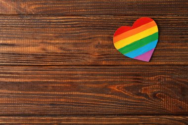 Lgbt boyama ahşap arka plan üzerinde gökkuşağı kalp şeklinde