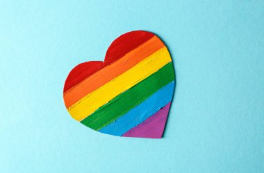 Lgbt boyama renk arka plan üzerinde gökkuşağı kalp şeklinde