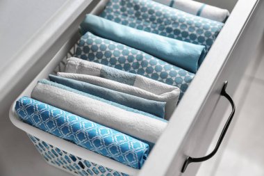 Çekmece içinde temiz mutfak havluları