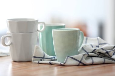 Ahşap masa üstünde cups ile temiz mutfak havlusu