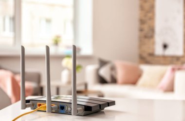 Modern Wi-Fi yönlendirici, odadaki ışık masasında.