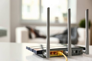 Modern Wi-Fi yönlendirici, odadaki ışık masasında.