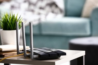 Modern Wi-Fi yönlendirici, odadaki ışık masasında.