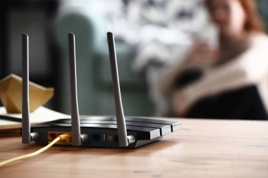 Modern kablosuz yönlendirici oda ahşap tablo