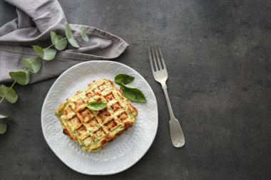 Lezzetli kabak plakalı gri masaya waffle