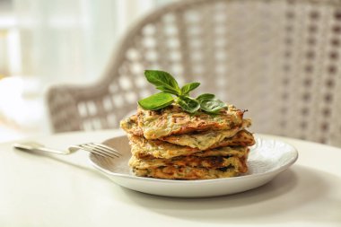 Lezzetli kabak plakalı beyaz masaya waffle