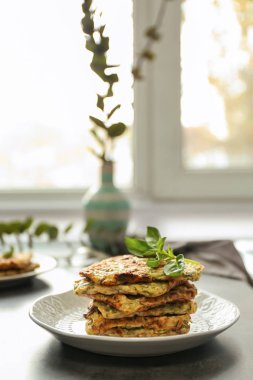 Lezzetli kabak plakalı gri masaya waffle