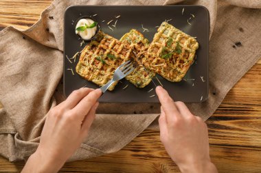 Lezzetli yemek kadın waffle ahşap masa squash.