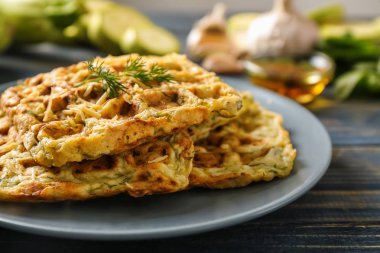 Lezzetli kabak waffle renk ahşap tablo, closeup ile plaka