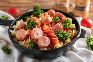 Sosis ve sos Pan ile lezzetli makarna