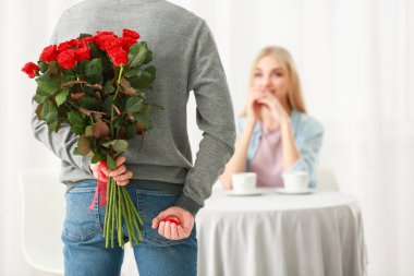 Genç adam restoranda teklif yapacak