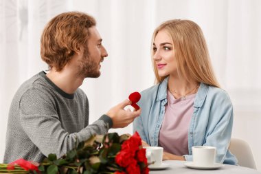 Genç adam onun sevgili için romantik tarihte öneriyor