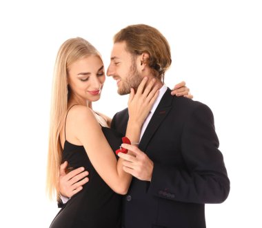 Genç adam onun sevgili beyaz arka plan üzerinde için teklif