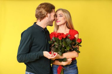 Genç adam onun sevgili renk arka plan üzerinde için teklif