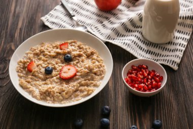 Koyu ahşap masa çocuklar için yaratıcı yulaf ezmesi ile plaka