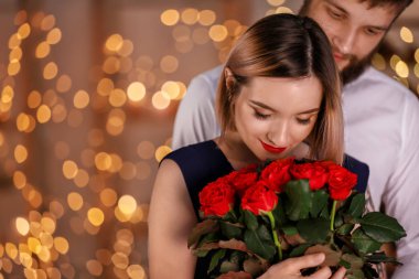 Güzel çiçekler Buket ile genç bir çift romantik tarihte sevgi dolu.