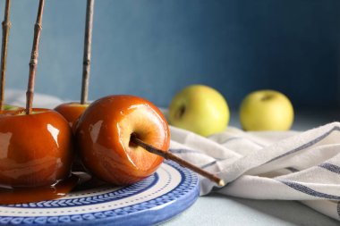 Plaka üzerinde ağaç dalları ile lezzetli karamel elmalar