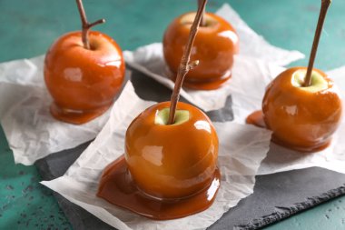 Kayrak plaka üzerinde ağaç dalları ile lezzetli karamel elmalar