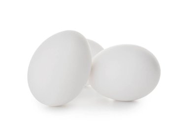 Beyaz arka planda çiğ tavuk yumurtası.