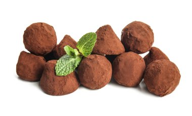 Beyaz zemin üzerine lezzetli çikolata truffles
