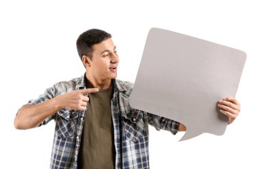 Beyaz arka plan üzerinde konuşma balonu ile genç adam