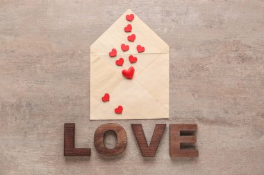 Gelen mektupları masada zarf kalpleri ve word aşk ile oluşan