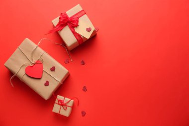 Sevgililer günü için hediye kutuları renk arka plan üzerinde