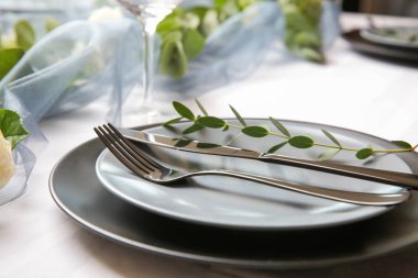 Güzel servis edilmiş şenlik masası.