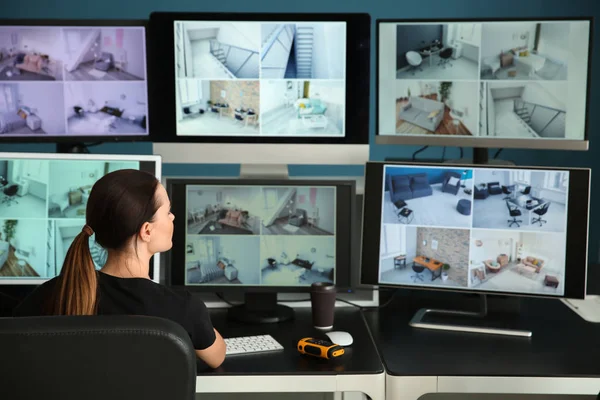 Bezpečnostní Stráž Monitoruje Moderní Cctv Kamery Sledovací Místnosti — Stock fotografie