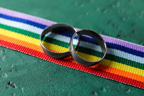 Lgbt gökkuşağı kurdele ile nişan yüzük renk arka plan üzerinde