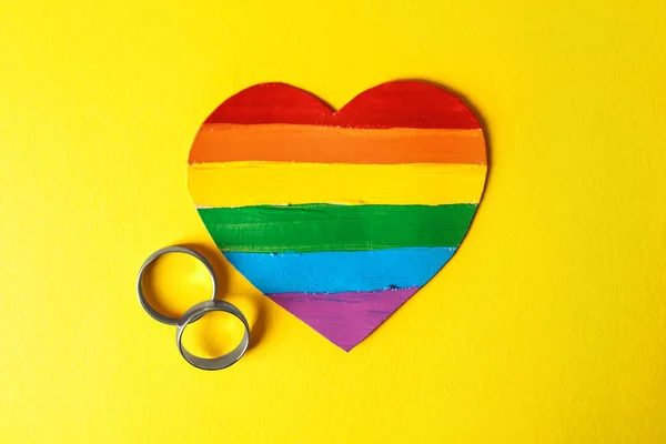 Rainbow Hjärta Med Förlovningsringar Färgbakgrund Hbt Konceptet — Stockfoto