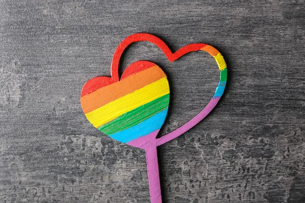 Cuori Legno Arcobaleno Sfondo Grigio Concetto Lgbt — Foto Stock