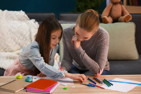 Menina Bonito Com Mãe Fazendo Lição Casa Casa — Fotografia de Stock